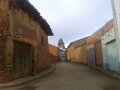 Calle de San Roque y torre de la Iglesia al fondo