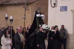 Las «hijas de María» portando a la Virgen en la procesión del Nazareno.